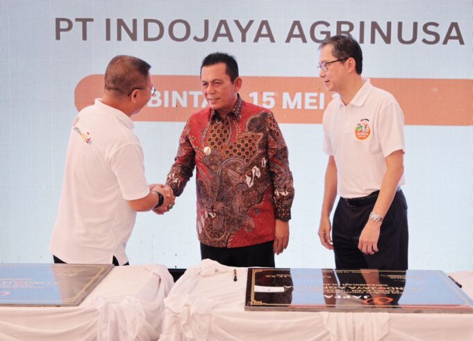 Gubernur Ansar Resmikan Fasilitas JAPFA di Bintan, Dorong Ketahanan Pangan dan Kemitraan Peternak Lokal Gubernur Ansar bersama Chief Operating Officer Poultry Indonesia JAPFA, Arif Widjaja.