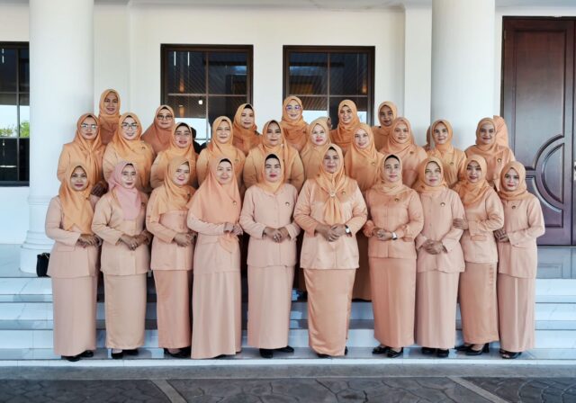 Hj. Dewi Kumalasari Ansar Ahmad secara resmi dikukuhkan sebagai Ketua Dewan Penasehat Pengurus Dharma Wanita Persatuan (DWP) Provinsi Kepulauan Riau masa bakti 2024–2029 di Aula Wan Seri Beni, Dompak, Kamis (15/5). Hj. Dewi Kumalasari Ansar Ahmad secara resmi dikukuhkan sebagai Ketua Dewan Penasehat Pengurus Dharma Wanita Persatuan (DWP) Provinsi Kepulauan Riau masa bakti 2024–2029 di Aula Wan Seri Beni, Dompak, Kamis (15/5).