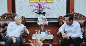 Ekspansi Bisnis Mustafa Centre di Kepri Disambut Gubernur Kepri Gubernur Kepulauan Riau H. Ansar Ahmad melakukan silaturahmi dengan Chairman dan Managing Director Mustafa Centre, Mr. Mustaq Ahmad, di Gedung Daerah, Tanjungpinang, Selasa (6/5).