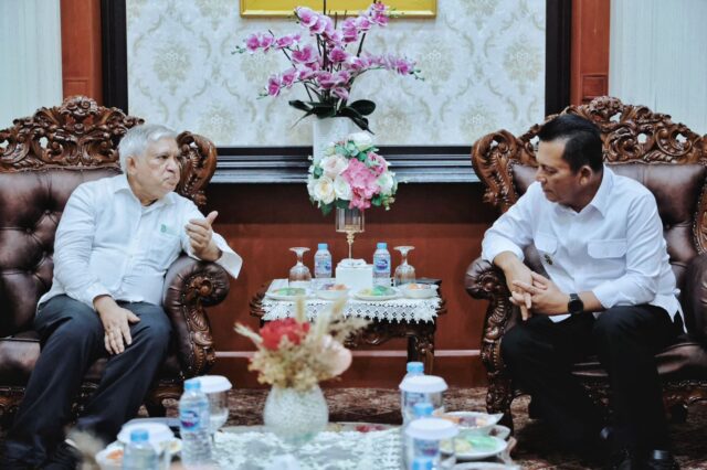 Gubernur Kepulauan Riau H. Ansar Ahmad melakukan silaturahmi dengan Chairman dan Managing Director Mustafa Centre, Mr. Mustaq Ahmad, di Gedung Daerah, Tanjungpinang, Selasa (6/5). Gubernur Kepulauan Riau H. Ansar Ahmad melakukan silaturahmi dengan Chairman dan Managing Director Mustafa Centre, Mr. Mustaq Ahmad, di Gedung Daerah, Tanjungpinang, Selasa (6/5).