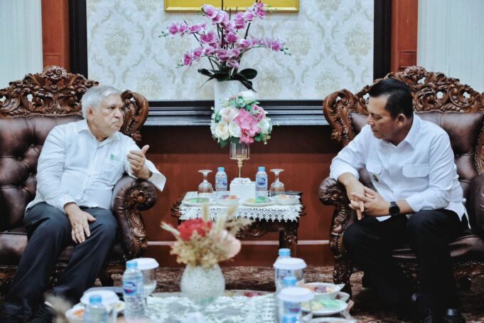 Ekspansi Bisnis Mustafa Centre di Kepri Disambut Gubernur Kepri Gubernur Kepulauan Riau H. Ansar Ahmad melakukan silaturahmi dengan Chairman dan Managing Director Mustafa Centre, Mr. Mustaq Ahmad, di Gedung Daerah, Tanjungpinang, Selasa (6/5).