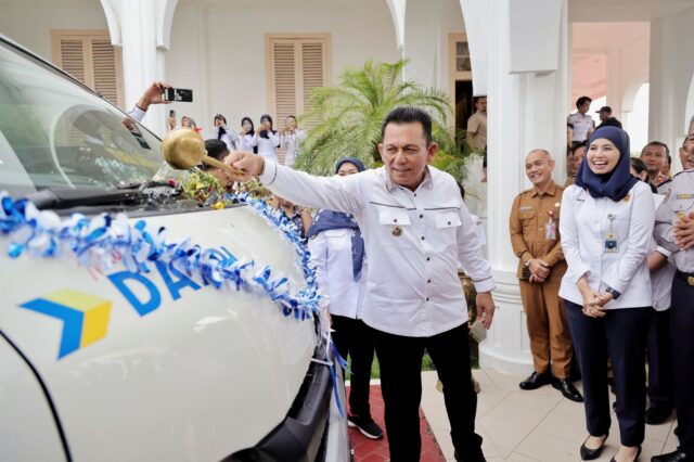 e25253be3a6b30ba1209e12a03b90c39 Gubernur Kepulauan Riau H. Ansar Ahmad secara resmi meluncurkan Angkutan Antar Moda Kawasan Strategis Pariwisata Nasional (KSPN) di Gedung Daerah, Tanjungpinang, Selasa (29/4).