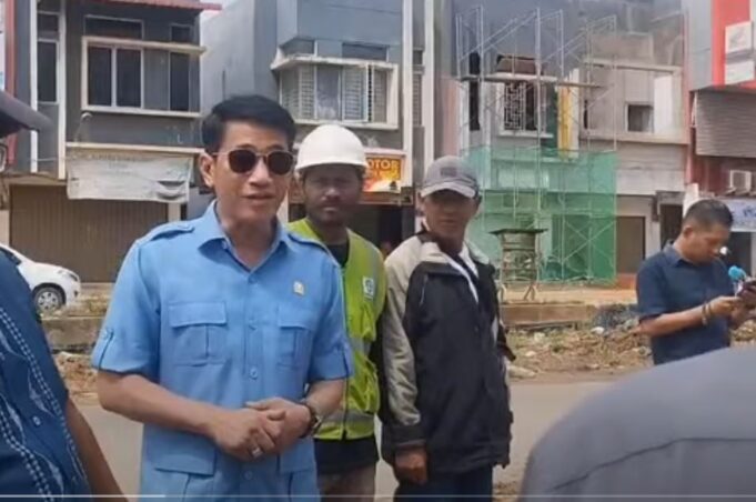 Jalan Cikitsu Diperlebar, Anang Adhan: Semoga Warga Batam Kota Merasakan Manfaatnya Anggota DPRD Kota Batam, Anang Adhan, turun langsung meninjau lokasi pekerjaan.
