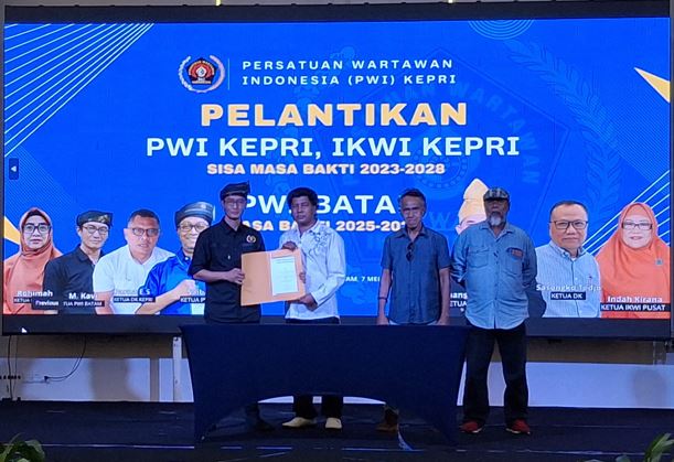 Ketua PWI Batam, Muhammad Kavi Anshary saat penandatanganan nota kesepahaman (MoU) bersama tiga organisasi nelayan, yakni PENTAS, PNIP3R, dan ANST. Ketua PWI Batam, Muhammad Kavi Anshary saat penandatanganan nota kesepahaman (MoU) bersama tiga organisasi nelayan, yakni PENTAS, PNIP3R, dan ANST.