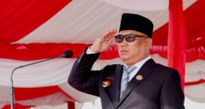 Pancasila Jadi Obor Semangat! Wagub Nyanyang Ajak Warga Menyongsong Indonesia Emas dengan Refleksi dan Aksi Wakil Gubernur Kepulauan Riau (Kepri), Nyanyang Haris Pratamura, bertindak sebagai Inspektur Upacara pada Peringatan Hari Lahir Pancasila Tingkat Provinsi Kepri yang berlangsung khidmat di halaman Kantor Gubernur Kepulauan Riau, Tanjungpinang, pada Senin (2/6).
