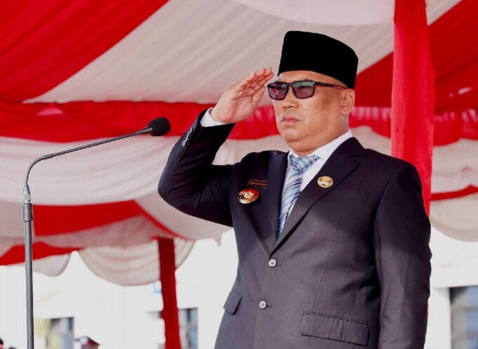 Pancasila Jadi Obor Semangat! Wagub Nyanyang Ajak Warga Menyongsong Indonesia Emas dengan Refleksi dan Aksi Wakil Gubernur Kepulauan Riau (Kepri), Nyanyang Haris Pratamura, bertindak sebagai Inspektur Upacara pada Peringatan Hari Lahir Pancasila Tingkat Provinsi Kepri yang berlangsung khidmat di halaman Kantor Gubernur Kepulauan Riau, Tanjungpinang, pada Senin (2/6).