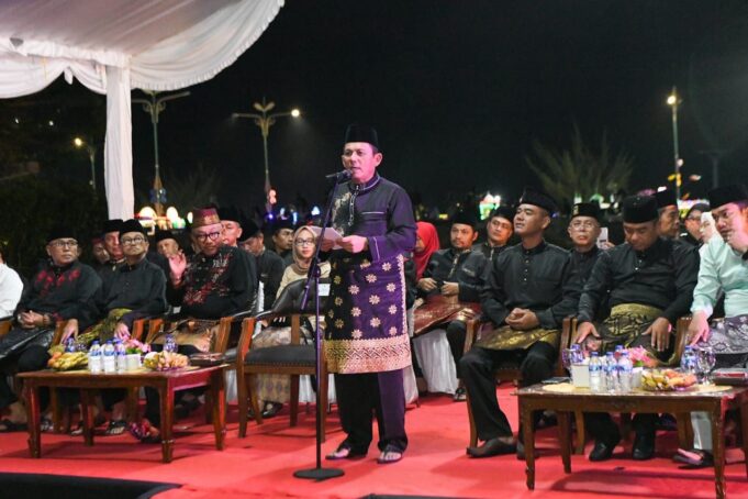 Pawai Takbir Keliling Idul Adha 1446 H Kota Tanjungpinang Dilepas Gubernur Ansar Gubernur Kepulauan Riau H. Ansar Ahmad secara resmi melepas Pawai Takbir Keliling dalam rangka menyambut Hari Raya Idul Adha 1446 H yang digelar di Tugu Sirih Tepi Laut, Tanjungpinang, Kamis (5/6) malam.