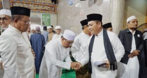 Gema Takbir dan Pesan Keikhlasan Gubernur Ansar Warnai Iduladha 1446 H di Tanjungpinang Gubernur Kepulauan Riau, H. Ansar Ahmad, hadir langsung bersama masyarakat Tanjungpinang untuk menunaikan Salat Iduladha dan bertindak sebagai khatib, Jumat (6/6).