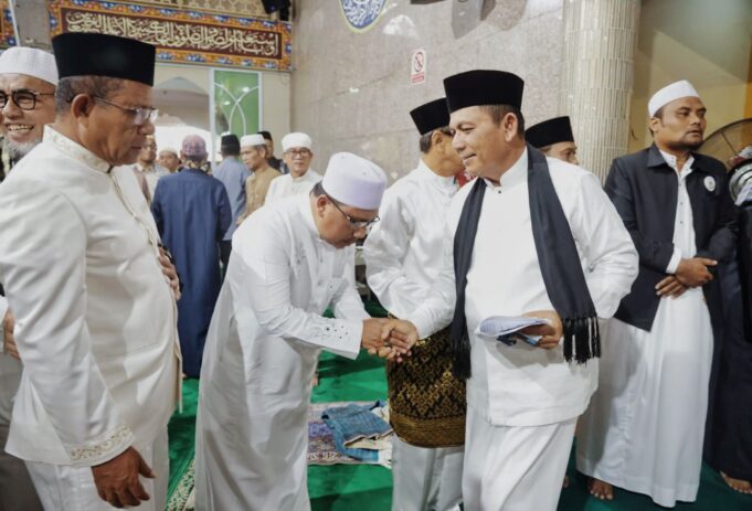 Gema Takbir dan Pesan Keikhlasan Gubernur Ansar Warnai Iduladha 1446 H di Tanjungpinang Gubernur Kepulauan Riau, H. Ansar Ahmad, hadir langsung bersama masyarakat Tanjungpinang untuk menunaikan Salat Iduladha dan bertindak sebagai khatib, Jumat (6/6).