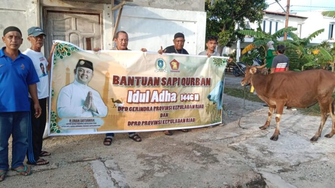 Iman Sutiawan Serahkan 28 Ekor Hewan Kurban di Kepri