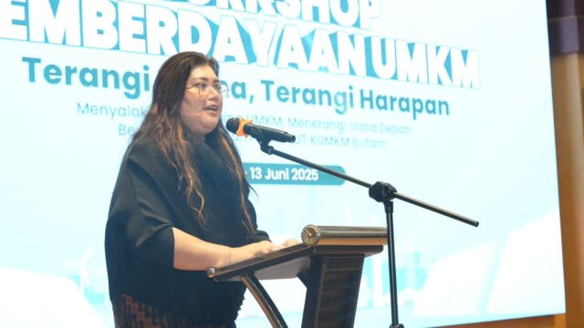 Anggota/ Deputi Bidang Pelayanan Umum BP Batam, Ariastuty Sirait mewakili Kepala BP Batam, membuka secara resmi Workshop Pemberdayaan Usaha Mikro, Kecil, dan Menengah (UMKM) di Kantor PLN Batam, (12/6/2025). Anggota/ Deputi Bidang Pelayanan Umum BP Batam, Ariastuty Sirait mewakili Kepala BP Batam, membuka secara resmi Workshop Pemberdayaan Usaha Mikro, Kecil, dan Menengah (UMKM) di Kantor PLN Batam, (12/6/2025).