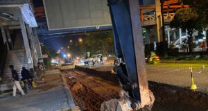 Rusak dan Berlobang, BP Batam Lakukan Perbaikan Jalan Letjen Suprapto SP Plaza Badan Pengusahaan Batam (BP Batam) saat ini tengah melakukan pengerjaan perbaikan jalan di bawah JPO SP Plaza, Jl Letjen Suprapto, Sagulung.