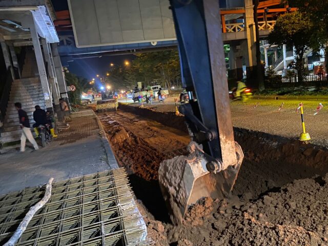 Badan Pengusahaan Batam (BP Batam) saat ini tengah melakukan pengerjaan perbaikan jalan di bawah JPO SP Plaza, Jl Letjen Suprapto, Sagulung. Badan Pengusahaan Batam (BP Batam) saat ini tengah melakukan pengerjaan perbaikan jalan di bawah JPO SP Plaza, Jl Letjen Suprapto, Sagulung.