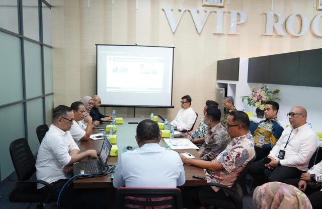 Anggota/Deputi Bidang Investasi dan Pengusahaan BP Batam, Fary Francis mengunjungi Kantor Pelayanan Imigrasi Kota Batam di Mal Pelayanan Publik, pada Jumat (20/6/2025). Anggota/Deputi Bidang Investasi dan Pengusahaan BP Batam, Fary Francis mengunjungi Kantor Pelayanan Imigrasi Kota Batam di Mal Pelayanan Publik, pada Jumat (20/6/2025).
