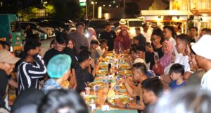 Habiskan 10 Porsi Mie Nyemek dalam 30 Menit, Alpikri Aqsa asal Tanjung Riau Juarai Mukbang Challenge di Angkringan Teras Harris Batam Center Antusiasme tinggi terpancar dari pengunjung yang memadati Angkringan Teras Harris Batam Center pada Kamis malam (27/6) untuk menyaksikan gelaran Mukbang Challenge yang berlangsung meriah.