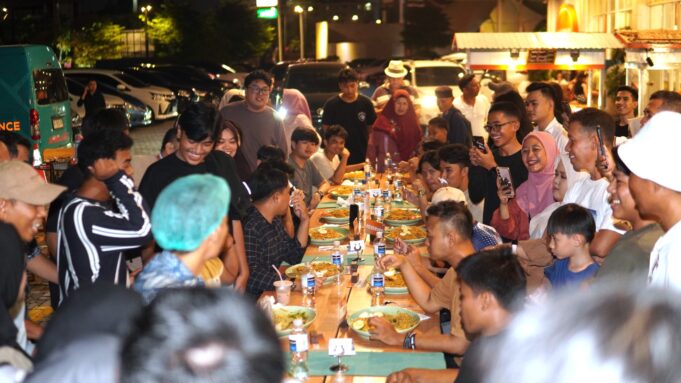 Habiskan 10 Porsi Mie Nyemek dalam 30 Menit, Alpikri Aqsa asal Tanjung Riau Juarai Mukbang Challenge di Angkringan Teras Harris Batam Center Antusiasme tinggi terpancar dari pengunjung yang memadati Angkringan Teras Harris Batam Center pada Kamis malam (27/6) untuk menyaksikan gelaran Mukbang Challenge yang berlangsung meriah.