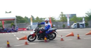 Ini Cara Menikung yang Tepat Saat Berkendara di Jalan