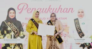 Dewi Ansar Kukuhkan Erlita Amsakar sebagai Bunda PAUD dan Bunda Literasi Batam 2025-2030