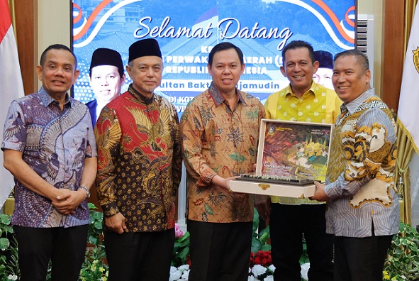 gubernur-kepri-ansar-ahmad-dan-wakil-gubernur-kepri-nyanyang-haris-pratamura-menyerahkan-cendera-mata-kepada-ketua-dpd-ri-f-diskominfo-kepri