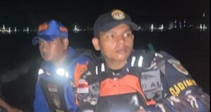 Tenggelamnya Kapal Longboat, Tim SAR Sisir Laut Selat Nenek di Tengah Cuaca Buruk