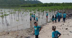 Free The Sea Batam Galang Aksi Nyata Bersihkan Pesisir Setokok Demi Laut yang Lebih Lestari Komitmen menjaga kelestarian laut kembali digaungkan Komunitas Free The Sea Batam lewat aksi bersih-bersih di kawasan Ekowisata Mangrove Presiden, Setokok, Sabtu, 12 Juli 2025.