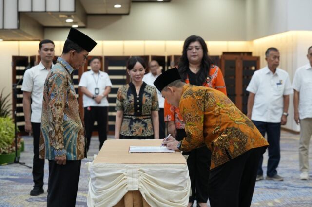 Kepala BP Batam, Amsakar Achmad resmi melantik Kolonel Laut (K) dr. Tanto Budiharto sebagai Direktur Rumah Sakit Badan Pengusahaan (RSBP) Batam, Selasa (1/7/2025).