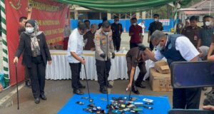 Kejari Batam Musnahkan Ribuan Gram Narkotika, Selamatkan 28 Ribu Jiwa dari Ancaman Barang Haram Kejaksaan Negeri Batam melakukan pemusnahan barang bukti narkotika dari sejumlah perkara tindak pidana umum yang telah berkekuatan hukum tetap.