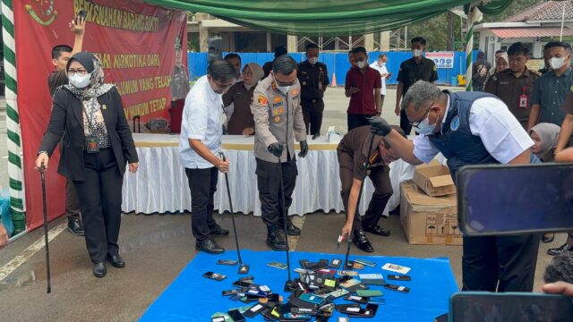 Kejaksaan Negeri Batam melakukan pemusnahan barang bukti narkotika dari sejumlah perkara tindak pidana umum yang telah berkekuatan hukum tetap. Kejaksaan Negeri Batam melakukan pemusnahan barang bukti narkotika dari sejumlah perkara tindak pidana umum yang telah berkekuatan hukum tetap.