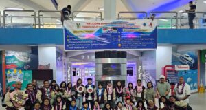 Mereka Bernyanyi, Indonesia Berbangga: Prestasi Anak SGIA Batam Bergema di Langit Austria dan Jerman Puluhan orang tua menyambut dengan bangga kepulangan SGIA Children Choir usai menorehkan prestasi luar biasa di dua kompetisi paduan suara internasional di Eropa.