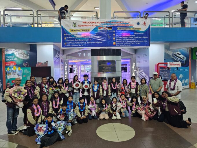 Mereka Bernyanyi, Indonesia Berbangga: Prestasi Anak SGIA Batam Bergema di Langit Austria dan Jerman Puluhan orang tua menyambut dengan bangga kepulangan SGIA Children Choir usai menorehkan prestasi luar biasa di dua kompetisi paduan suara internasional di Eropa.