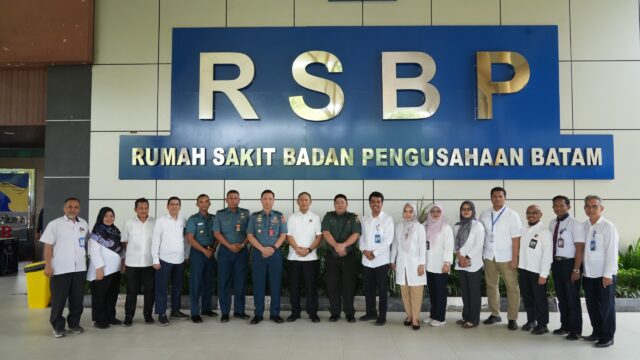 Direktur RSBP Batam, Kolonel Laut (K) dr. Tanto Budiharto, SpJP, menerima kunjungan kerja Wakil Kepala Pusat Kesehatan (Wakapuskes) TNI, Laksma TNI Dr. dr. R.M. Tjahja Nurrobi, Kamis (10/7/2025). Direktur RSBP Batam, Kolonel Laut (K) dr. Tanto Budiharto, SpJP, menerima kunjungan kerja Wakil Kepala Pusat Kesehatan (Wakapuskes) TNI, Laksma TNI Dr. dr. R.M. Tjahja Nurrobi, Kamis (10/7/2025).