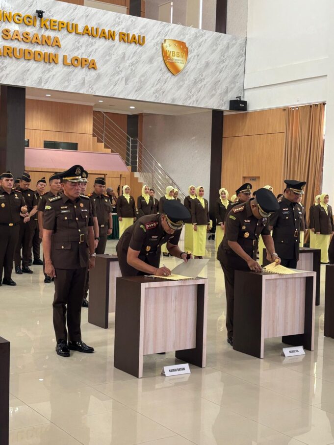 Kepala Kejati Kepri Jehezkiel Devy Sudarso Pimpin Sertijab Kepala Kejari Batam