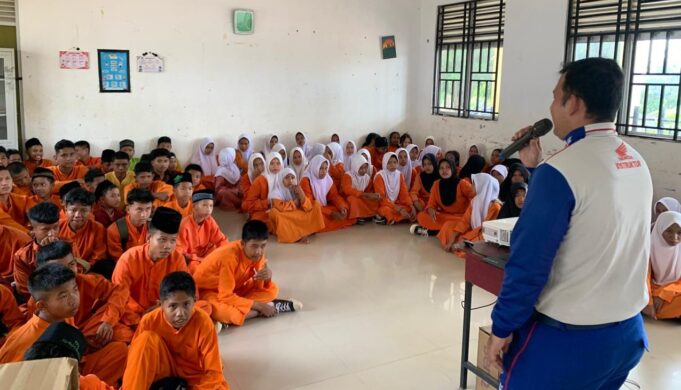 Safety Riding Goes to School: Honda Bangun Kesadaran Berkendara Sejak Dini di Kepri Konsistensi PT. Capella Dinamik Nusantara selaku Main Dealer Sepeda Motor Honda wilayah Kepulauan Riau dalam mengedukasi keselamatan berkendara terus ditingkatkan melalui berbagai kegiatan kampanye edukatif.