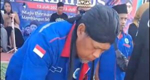 Kebersamaan dan Keikhlasan Warnai Kiprah Dulur Sejati Kepri di Harlah ke-2 Ketua Umum DS Kepri Agus Purwanto melakukan pemotongan tumpeng