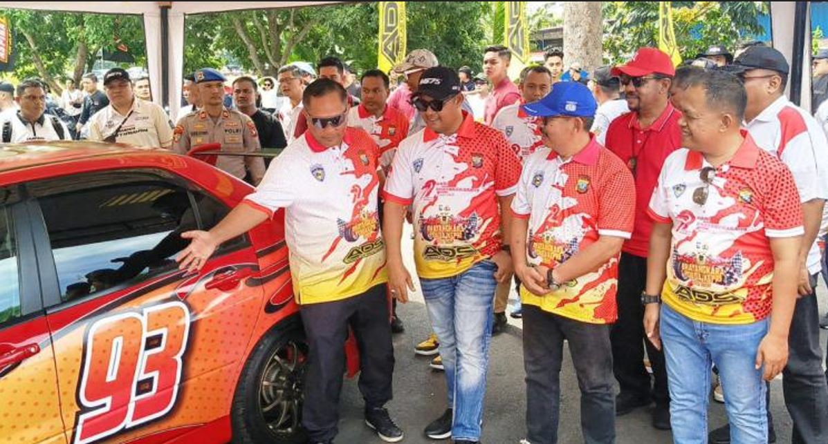 Bersiap siap 'duel pedal gas' antara Kapolda Kepri Irjen Pol Asep Safrudin dan Ketua IMI Kepri Rizki Faisal disaksikan Ketum KONI Kepri Usep RS dan Kapolresta Barelang Kombes Pol Zaenal Arifin 