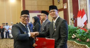 Tanda Kehormatan Satyalancana Karya Satya Diberikan kepada 238 ASN Kepri