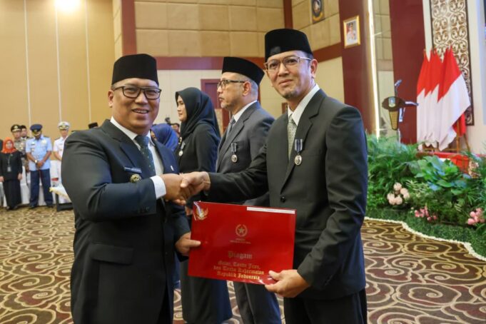 Tanda Kehormatan Satyalancana Karya Satya Diberikan kepada 238 ASN Kepri