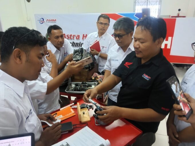 Dukung Pendidikan Vokasi, Capella Honda Gelar Pelatihan dan Sertifikasi Guru SMK Se-Kepri Pelatihan dan Sertifikasi Silver Modul Lanjutan Guru. Program ini diikuti oleh 14 guru aktif dari SMK mitra binaan