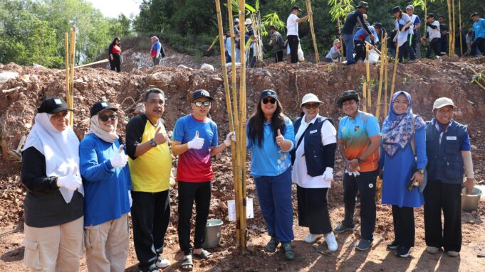 Lestarikan Lingkungan, BP Batam dan PT TDK Tanam 200 Pohon Bambu