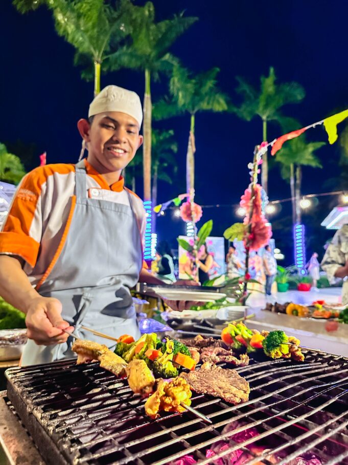 Harris Resort Waterfront Batam Launching Hawaiian BBQ Party: Sensasi Liburan Tropis dengan Kuliner Premium tiap Malam Minggu