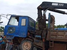 Sopir Hilang Kendali, Lori Crane Tabrak Satu Mobil dan 3 Motor