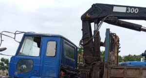 Sopir Hilang Kendali, Lori Crane Tabrak Satu Mobil dan 3 Motor