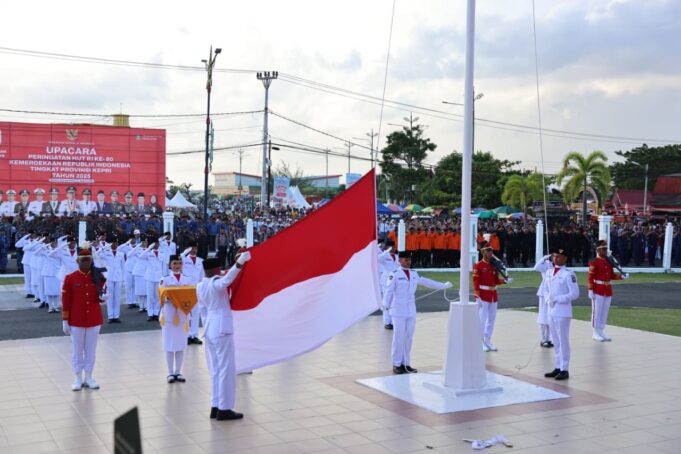 Khidmat dan Bermakna, Wagub Nyanyang jadi Irup Upacara Penurunan Bendera HUT ke-80 RI di Kepri