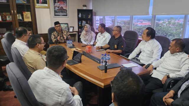Pemerintah Provinsi Kepulauan Riau (Kepri) menggelar rapat audiensi dengan perwakilan PT Prabu Pratama di Graha Kepri, Batam, Selasa (9/9/2025). Pertemuan tersebut dipimpin langsung Wakil Gubernur Kepri, Nyanyang Haris Pratamura.
