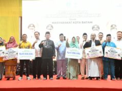 Pemerintah Provinsi Kepri Serahkan Bantuan ke Warga Batam Gubernur Kepulauan Riau, Ansar Ahmad, menyerahkan bantuan serta insentif dari Pemerintah Provinsi Kepri kepada masyarakat Kota Batam, Jumat (26/9/2025).