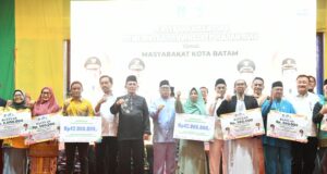 Pemerintah Provinsi Kepri Serahkan Bantuan ke Warga Batam Gubernur Kepulauan Riau, Ansar Ahmad, menyerahkan bantuan serta insentif dari Pemerintah Provinsi Kepri kepada masyarakat Kota Batam, Jumat (26/9/2025).