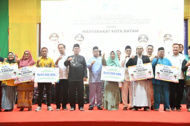 Gubernur Kepulauan Riau, Ansar Ahmad, menyerahkan bantuan serta insentif dari Pemerintah Provinsi Kepri kepada masyarakat Kota Batam, Jumat (26/9/2025).