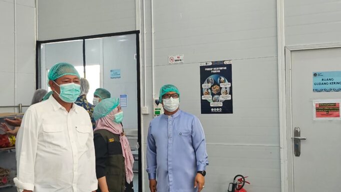 Wagub Nyanyang Haris Tegaskan Pemprov Kepri Dorong Terbentuknya Dapur Umum Satuan Pelayanan Pemenuhan Gizi Wakil Gubernur Kepri, Nyanyang Haris Pratamura, menegaskan bahwa Pemprov Kepri akan terus mendorong terbentuknya lebih banyak Dapur Umum Satuan Pelayanan Pemenuhan Gizi (SPPG) di berbagai wilayah Kepulauan Riau.