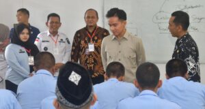 Wapres Gibran Rakabuming Raka Sambangi SMKN 1 Batuaji