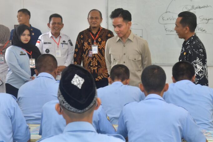 Wapres Gibran Rakabuming Raka Sambangi SMKN 1 Batuaji